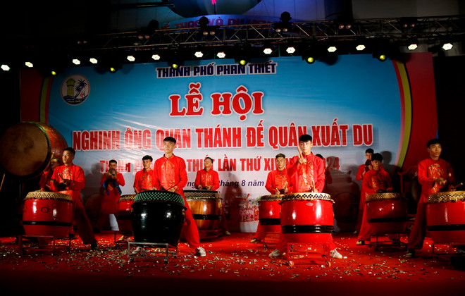 Đánh trống hội chào mừng khai mạc Lễ hội Nghinh Ông Quan Thánh Đế Quân 2024. (Ảnh: Nguyễn Thanh/TTXVN) ttxvn le hoi nghinh ong Binh Thuan2.jpg