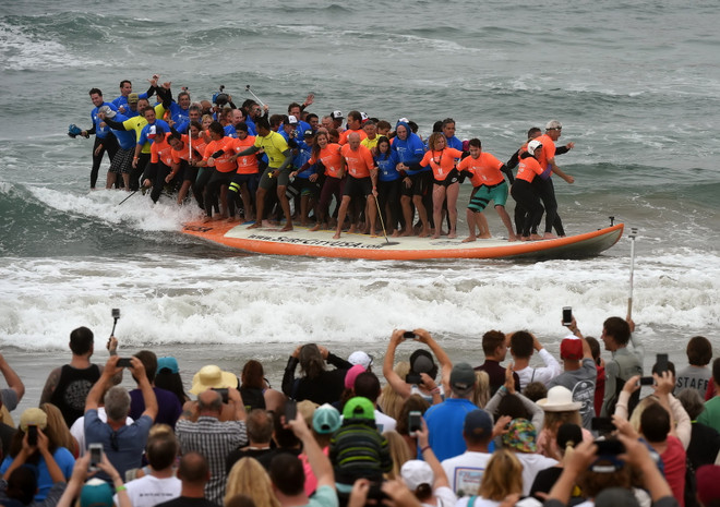 [Photo] Màn lướt sóng đặc biệt thiết lập kỷ lục Guinness ảnh 3