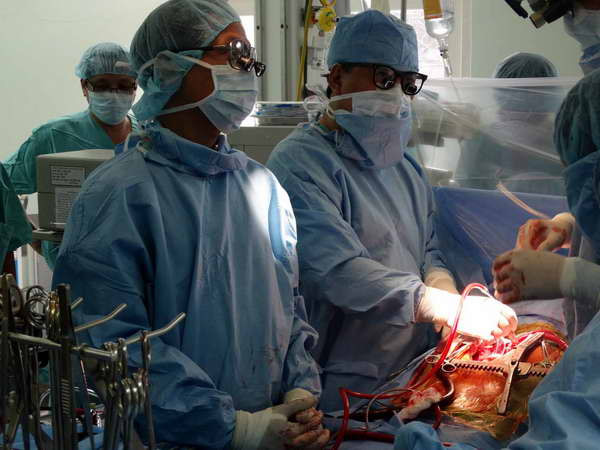 Lần đầu điều trị thành công ung thư cổ tử cung bằng tế bào gốc ảnh 1