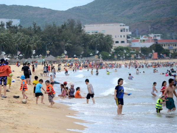 Tắm biển tại Quy Nhơn. (Ảnh: Quốc Dũng/TTXVN) Khai mạc Lễ hội Du lịch Hè Quy Nhơn-Bình Định năm 2016 ảnh 1
