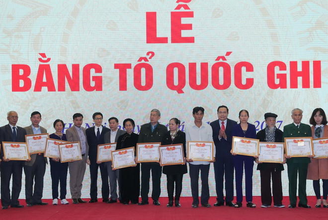 Trao Bằng Tổ quốc ghi công tới các thân nhân, gia đình liệt sỹ ảnh 2