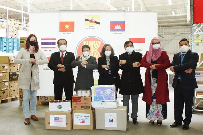 Đại sứ và đại diện đại sứ quán các nước ASEAN tại Séc tham gia sự kiện. (Ảnh: Hồng Kỳ/TTXVN) Ủy ban ASEAN tại CH Séc đoàn kết hỗ trợ người dân vượt qua đại dịch ảnh 1