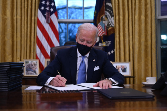 Tổng thống Mỹ Joe Biden ký sắc lệnh sau khi tuyên thệ nhậm chức, tại Washington DC. (Ảnh: AFP/TTXVN) Tổng thống Mỹ đề xuất tăng thuế đối với những người giàu nhất ảnh 1