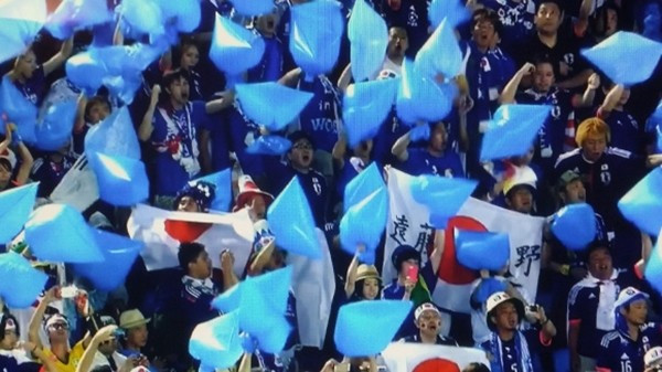 Cổ động viên Nhật Bản dùng túi bóng để cổ vũ và dọn rác ảnh 3