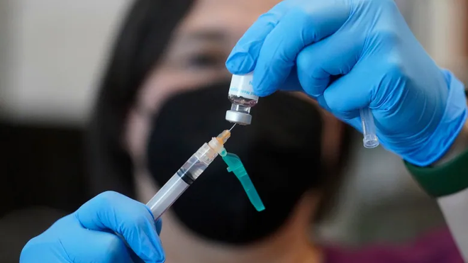 Nhân viên y tế chuẩn bị tiêm vaccine phòng bệnh đậu mùa khỉ cho người dân. (Nguồn: AP) Canada không cần ban bố tình trạng khẩn cấp về bệnh đậu mùa khỉ ảnh 1