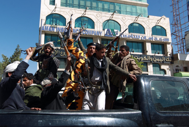 Các tay súng Houthi trên đường phố thủ đô Sanaa, Yemen. (Ảnh: AFP/TTXVN) LHQ cáo buộc Houthi cản trở các hoạt động cứu trợ nhân đạo tại Yemen ảnh 1