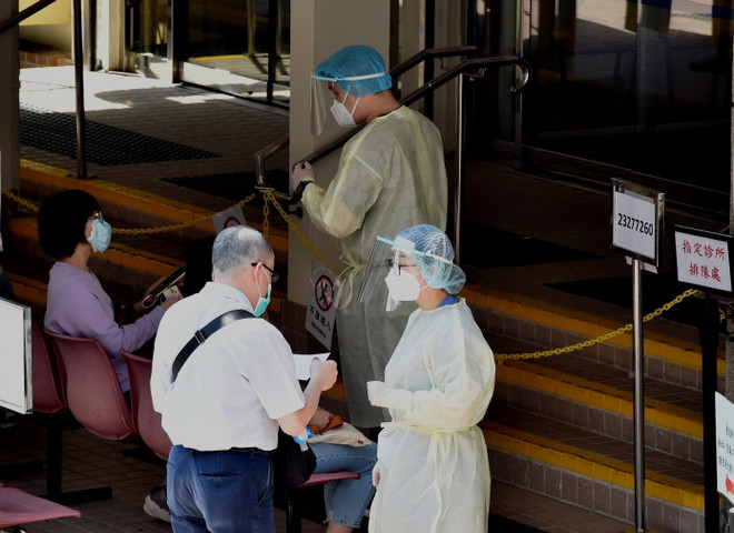 Hong Kong chật vật đối phó với làn sóng dịch COVID-19 nghiêm trọng ảnh 1