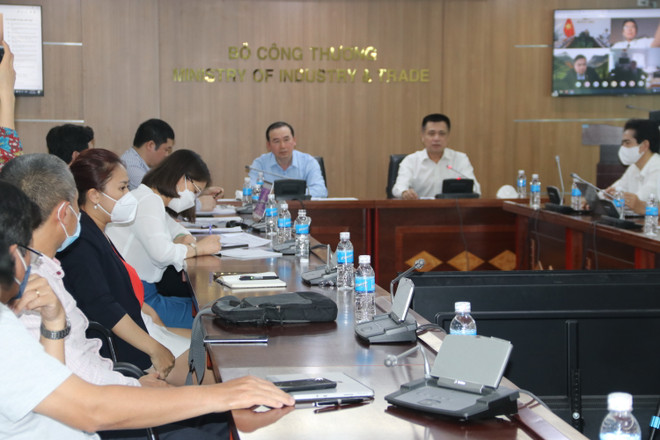 Cục Xuất nhập khẩu Bộ Công thương làm việc với Hiệp hội Điều Việt Nam về vụ xuất khẩu điều đi Italy nghi bị lừa đảo. (Ảnh: Xuân Anh/TTXVN) Vụ 100 container hạt điều: Tiếp tục tìm các phương án giải quyết ảnh 2