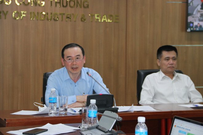 Ông Phan Văn Chinh, Cục trưởng Cục Xuất nhập khẩu, Bộ Công Thương trao đổi thông tin tại buổi làm việc. (Ảnh: Xuân Anh/TTXVN) Vụ 100 container hạt điều: Tiếp tục tìm các phương án giải quyết ảnh 1