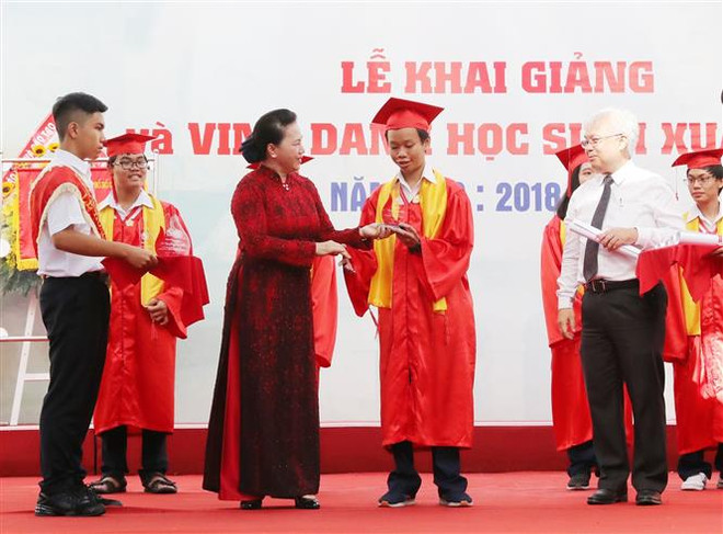Chủ tịch Quốc hội dự Lễ khai giảng tại trường Chuyên Lê Hồng Phong ảnh 1