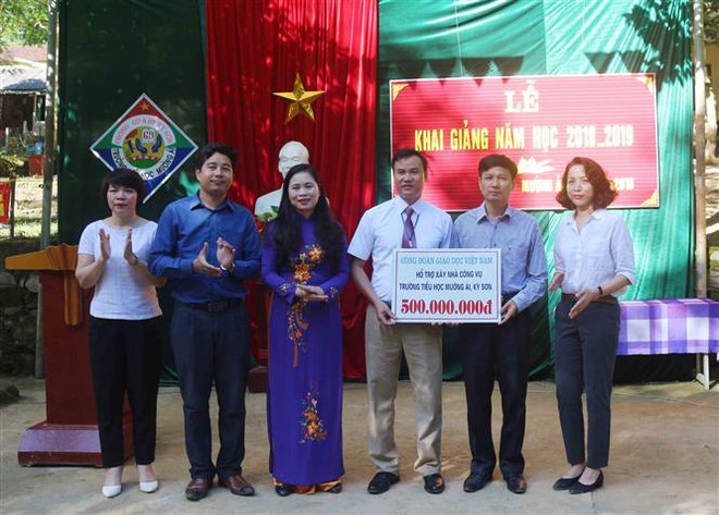 Hoc sinh vùng lũ Thanh Hóa, Nghệ An vượt khó khăn đón khai giảng ảnh 2