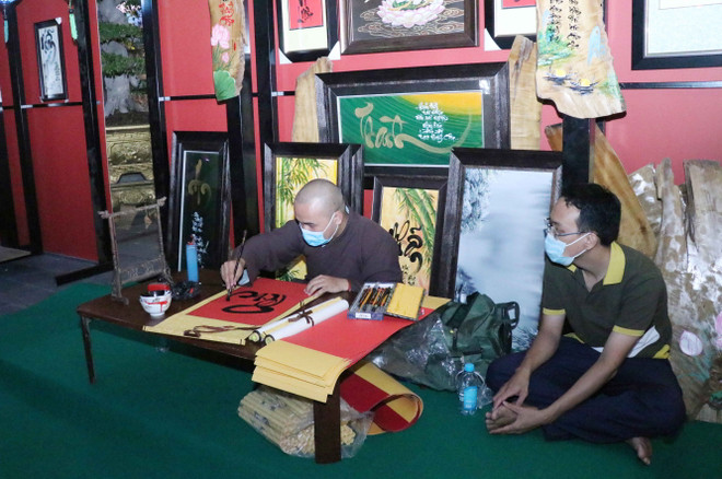 Phong tục truyền thống xin chữ ông đồ được tái hiện tại lễ hội Phố ông Đồ 'Xuân bình an.' (Ảnh: Xuân Khu-TTXVN) Khai mạc lễ hội Phố ông Đồ 'Xuân bình an' tại Thành phố Hồ Chí Minh ảnh 1