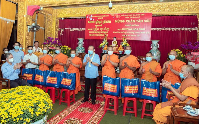 Phó Thủ tướng Thường trực Trương Hòa Bình tặng quà các chư tăng Khmer hệ phái Phật giáo Nam tông tại Thành phố Hồ Chí Minh. (Ảnh: TTXVN phát) Phó Thủ tướng Thường trực tặng quà Tết cho đồng bào Khmer tại TP.HCM ảnh 1