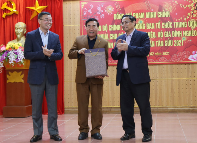 Trưởng Ban Tổ chức Trung ương Phạm Minh Chính trao 1,1 tỷ đồng cho tỉnh để chăm lo Tết cho hộ nghèo, hoàn cảnh khó khăn. (Ảnh: Thanh Hải/TTXVN) Trưởng Ban Tổ chức Trung ương thăm, tặng quà Tết tại tỉnh Hòa Bình ảnh 2