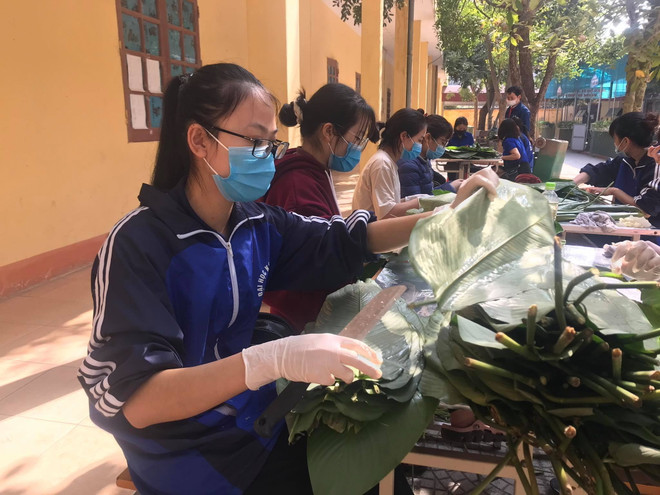 Em Nguyễn Thị Yên (Quế Võ, Bắc Ninh) K11 khoa điều dưỡng trường Đại học Kỹ thuật Y tế Hải Dương tham gia tình nguyện sẵn sàng chi viện cho công tác phòng chống dịch. (Ảnh: Mạnh Minh/TTXVN) Hải Dương: Hàng nghìn bánh chưng gửi tặng những người ở khu cách ly ảnh 1
