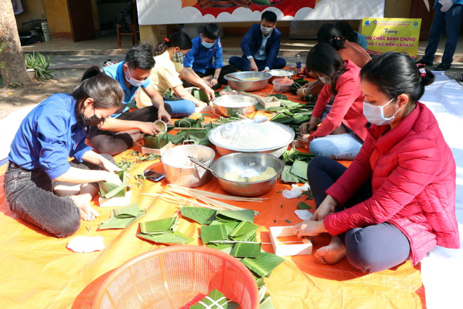 Đoàn viên thanh niên và các tình nguyện viên gói bánh chưng. (Ảnh: Mạnh Tú/TTXVN) Hải Dương: Hàng nghìn bánh chưng gửi tặng những người ở khu cách ly ảnh 2