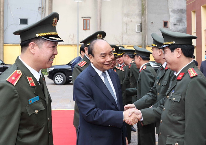 Thủ tướng Nguyễn Xuân Phúc với cán bộ Bộ Tư lệnh Cảnh vệ. (Ảnh: Thống Nhất/TTXVN) Thủ tướng Nguyễn Xuân Phúc thăm, chúc Tết các đơn vị Công an nhân dân ảnh 2