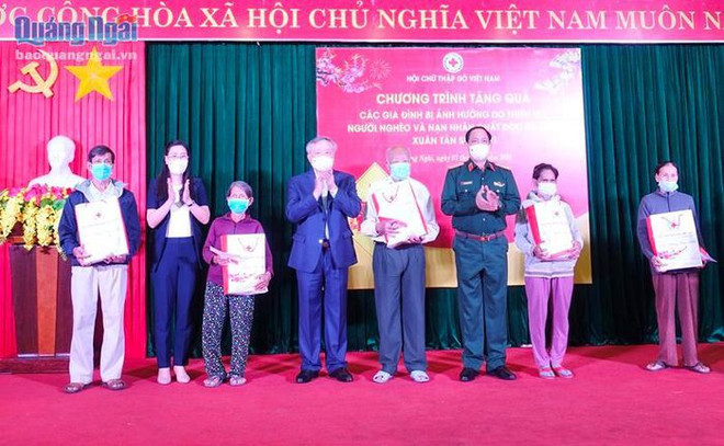 Chánh án Tòa án Nhân dân tối cao Nguyễn Hòa Bình, Thượng tướng Trần Quang Phương và Bí thư Tỉnh ủy Quảng Ngãi Bùi Thị Quỳnh Vân trao quà Tết cho người nghèo. (Nguồn: Báo Quảng Ngãi) Chánh án TAND tối cao và Trưởng Ban Kinh tế TW làm việc tại Quảng Ngãi ảnh 1