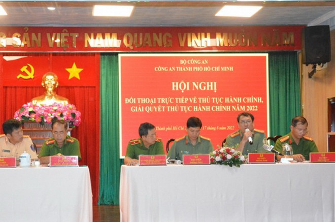 Công an TP.HCM giải đáp trực tiếp cho người dân về thủ tục hành chính ảnh 1