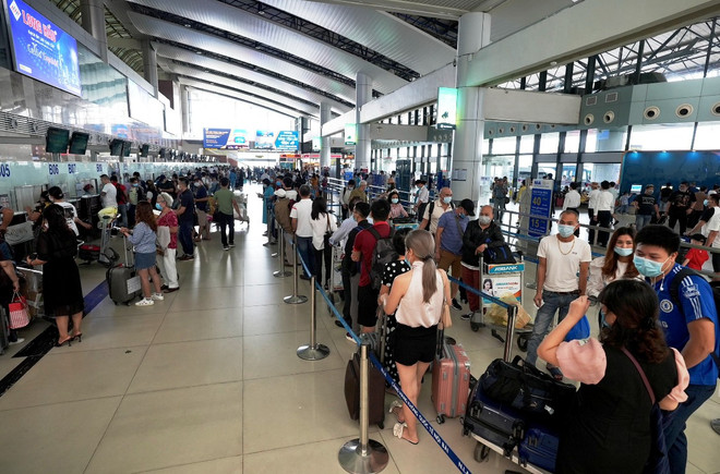 Hành khách nên có kế hoạch mua vé từ sớm, khi các chuyến bay còn nhiều chỗ trống để có nhiều cơ hội mua mức giá vé tiết kiệm. (Ảnh: Việt Hùng/Vietnam+) Giá xăng dầu lên mức cao nhất lịch sử, vé máy bay liệu có tăng? ảnh 1