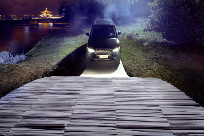 Kinh ngạc chiếc xe ôtô nặng 2,5 tấn đi qua cây cầu bằng giấy ảnh 2