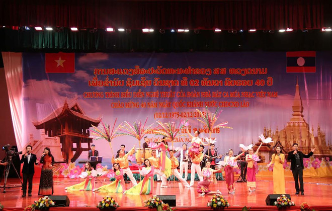 Đoàn nghệ sỹ Việt Nam biểu diễn chào mừng 40 năm Quốc khánh Lào ảnh 2