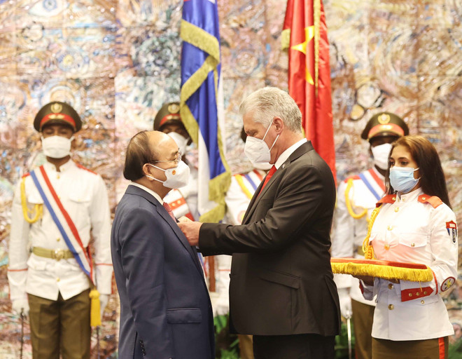 Chủ tịch nước Miguel Diaz Canel Bermudez gắn Huân chương Jose Marti cho Chủ tịch nước Nguyễn Xuân Phúc. (Ảnh: Thống Nhất/TTXVN) Mối quan hệ đặc biệt Việt Nam-Cuba: Sức mạnh của tình đoàn kết ảnh 1
