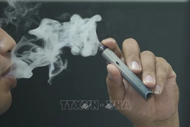 Thuốc lá điện tử chứa hơn 500 loại hóa chất độc hại. (Ảnh: Minh Quyết/TTXVN) thuoc la dien tu.PNG
