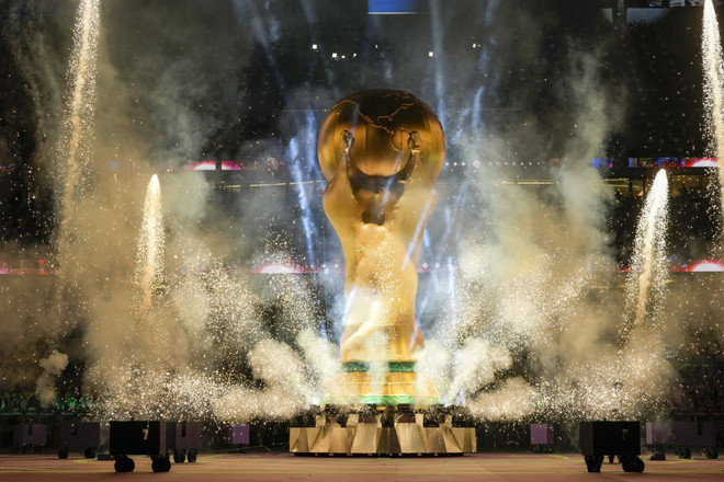 Bản sao chiếc cúp vô địch World Cup được trưng bày trong lễ khai mạc trận bóng đá tứ kết World Cup giữa Croatia và Brazil, tại Sân vận động Education City ở Al Rayyan, Qatar, ngày 9/12. (Ảnh: AP) FIFA đặt mục tiêu đạt doanh thu 11 tỷ USD với World Cup 2026 ảnh 1