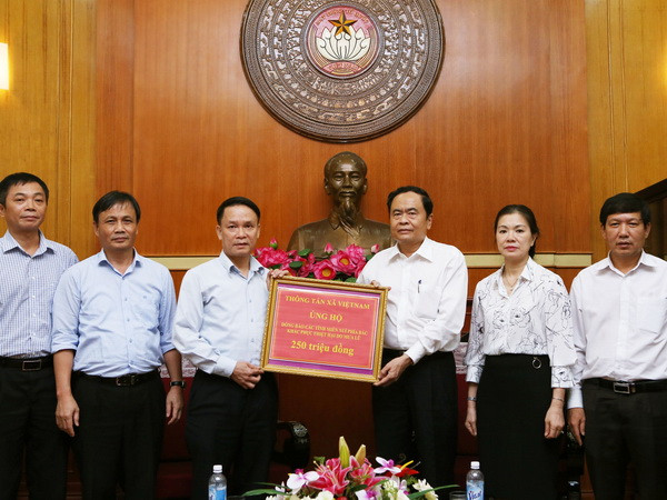 TTXVN trao tiền ủng hộ đồng bào các tỉnh miền núi phía Bắc ảnh 1