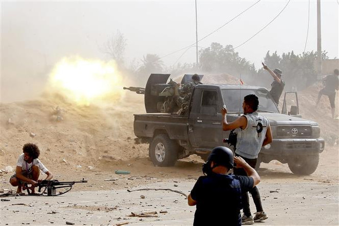 Lực lượng trung thành với Chính phủ Đoàn kết Dân tộc Libya (GNA) được quốc tế công nhận trong cuộc giao tranh với lực lượng tự xưng Quân đội Quốc gia Libya (LNA) ở Tripoli ngày 25/5/2019. (Ảnh: AFP/TTXVN) Các lực lượng ủng hộ chính phủ Libya giành lại thành phố chiến lược ảnh 1