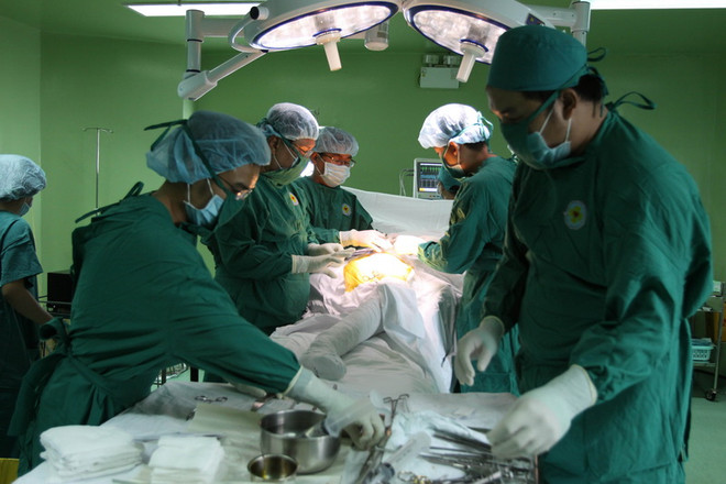 Thực hiện ca phẫu thuật thay khớp háng cho cụ ông 98 tuổi ảnh 1