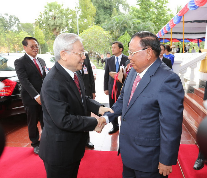 Tổng Bí thư, Chủ tịch nước Lào Bounhang Volachith đón Tổng Bí thư Nguyễn Phú Trọng. (Ảnh: Trí Dũng/TTXVN) Tổng Bí thư Nguyễn Phú Trọng thăm hữu nghị chính thức Lào ảnh 2