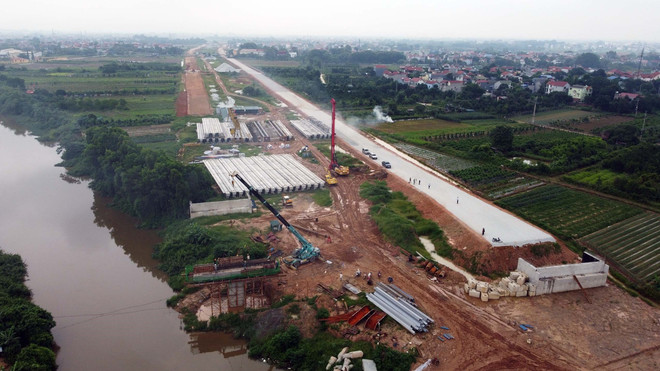 Tăng tốc thi công tuyến đường Vành đai 4 Hà Nội. (Ảnh: Huy Hùng/TTXVN) ttxvn_vanh_dai_4_ha_noi_2306.jpg