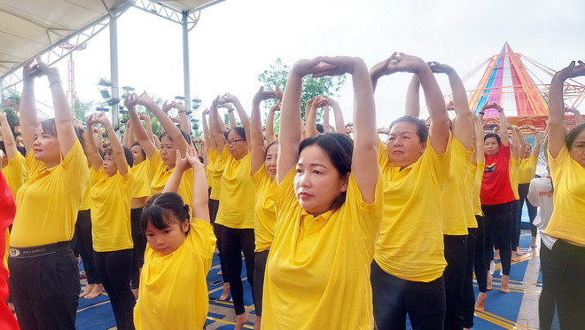 Yoga thu hút nhiều lứa tuổi tham gia tập luyện, rèn luyện sức khỏe. (Ảnh: Thanh Vân/TTXVN) ttxvn_hon_1000_van_dong_vien_yoga_tham_du_ngay_quoc_te_yoga_lan_thu_10_2506-4.jpg