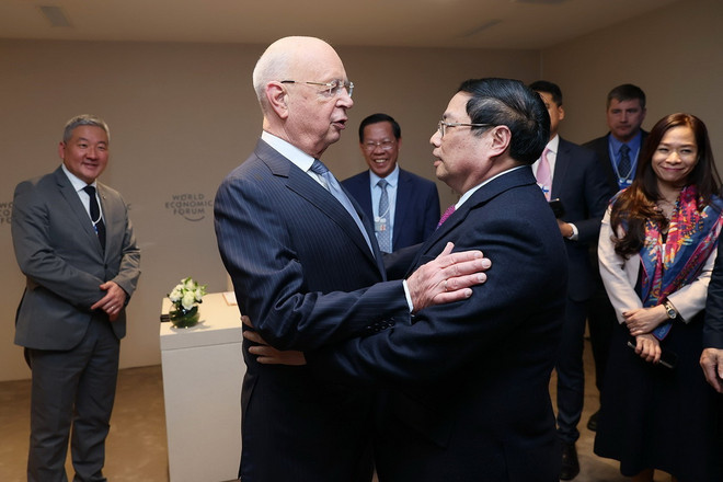 Thủ tướng Phạm Minh Chính gặp Giáo sư Klaus Schwab, Người sáng lập kiêm Chủ tịch Điều hành Diễn đàn Kinh tế Thế giới, hồi tháng 1/2024. (Ảnh: Dương Giang/TTXVN) ttxvn_thu_tuong_gap_nguoi_sang_lap_kiem_chu_tich_dieu_hanh_wef_2306.jpg