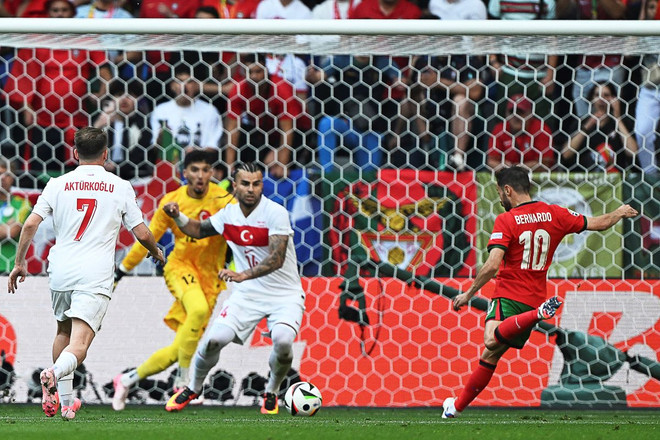 Bernardo Silva mở đầu cho chiến thắng đưa Bồ Đào Nha vào vòng 1/8 EURO 2024. (Ảnh: AFP/TTXVN) ttxvn_Bo_dao_nha_euro_2024_2306.jpg