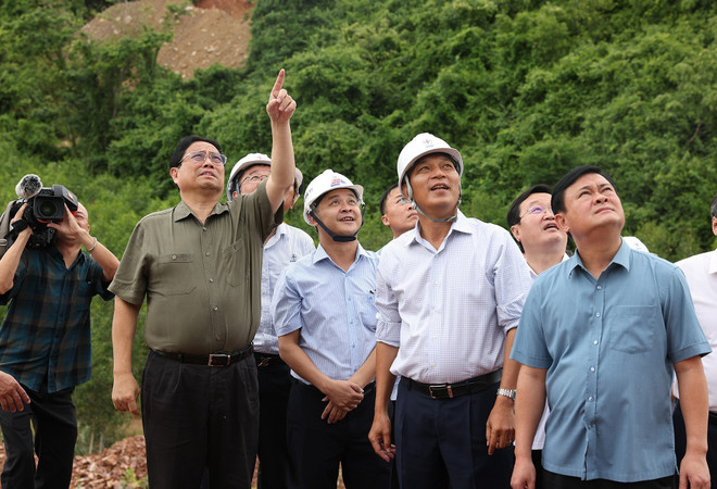 Thủ tướng Phạm Minh Chính kiểm tra công trường thi công dự án đường dây tải điện 500kV mạch 3 đoạn qua tỉnh Nghệ An. (Ảnh: Dương Giang/TTXVN) ttxvn_thu_tuong_pham_minh_chinh_kiem_tra_thi_cong_duong_day_tai_dien_500kv_mach_3_2306-2.jpg