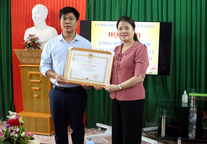 Lãnh đạo UBND huyện Hải Hậu tặng Giấy khen cho thầy giáo Nguyễn Trọng Tài cứu học sinh đuối nước sáng ngày 27/5. (Ảnh: TTXVN phát) ttxvn_nguyen trong tai.jpg