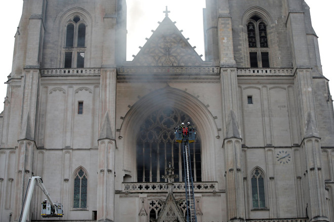 Pháp: Cháy lớn xảy ra bên trong một nhà thờ ở thành phố Nantes ảnh 1