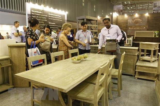 Khách quốc tế tham quan hội chợ VIFA-EXPO 2019. Việt Nam tiếp tục duy trì vị thế dẫn đầu về xuất khẩu đồ gỗ nội ngoại thất tại thị trường EU. (Nguồn: TTXVN) Doanh nghiệp ngành gỗ tìm cơ hội xuất khẩu trong khó khăn ảnh 2