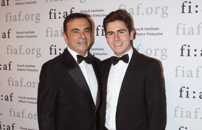 Anthony Ghosn (trái) chụp cùng cha hồi năm 2013. (Nguồn: Getty Images) Con trai cựu sếp Nissan bị cáo buộc trả tiền người giúp cha bỏ trốn ảnh 1