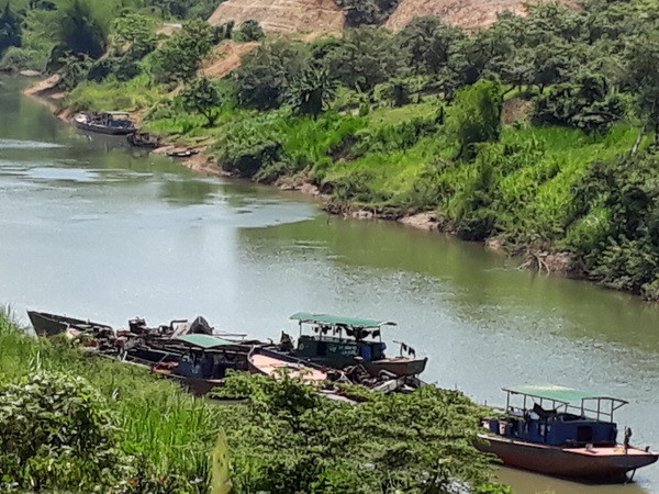 Khai thác cát gây sạt lở phía thượng nguồn sông Đồng Nai ảnh 1