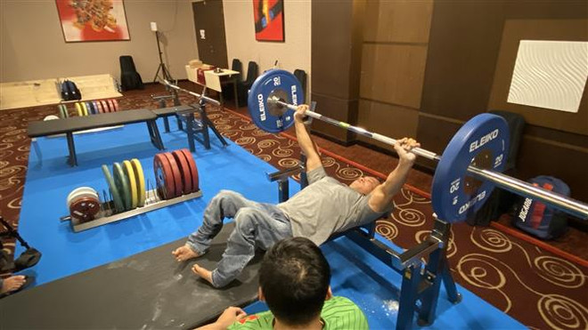 Đô cử Lê Văn Công chăm chỉ tập luyện, hướng tới tái lập thành tích huy chương vàng tại 5 kỳ ASEAN Para Games trước. (Ảnh: Hữu Chiến/TTXVN) ASEAN Para Games 2022: Người vinh dự 3 lần cầm cờ Đoàn Việt Nam ảnh 1