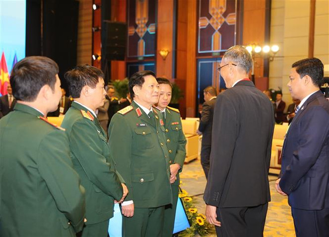 Đại tướng Ngô Xuân Lịch với các đại biểu tại Hội nghị hẹp Bộ trưởng Quốc phòng ASEAN. (Ảnh: Dương Giang/TTXVN) ASEAN: Đồng thuận để ứng phó linh hoạt với các tác động từ bên ngoài ảnh 1