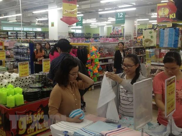 Người dân mua sắm tại siêu thị. (Nguồn: TTXVN) Thị trường bán lẻ dịp lễ 30/4-1/5 ở TP.HCM: Dự báo sức mua tăng 70% ảnh 2