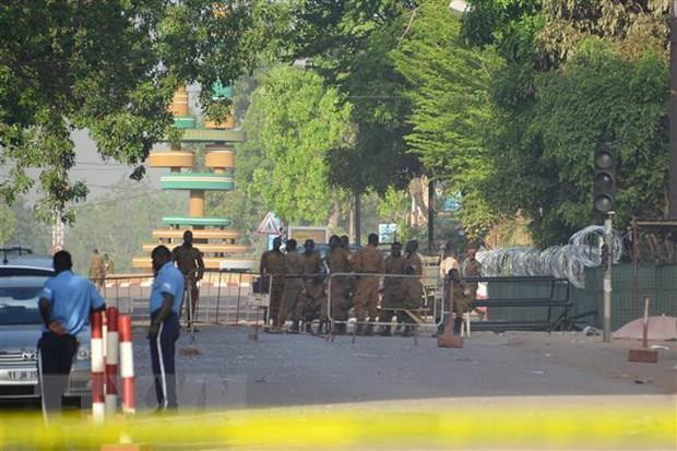 Hiện trường một vụ tấn công ở Burkina Faso. (Nguồn: AFP/TTXVN) Burkina Faso: Phần tử Hồi giáo tấn công trường học, giết 5 giáo viên ảnh 1