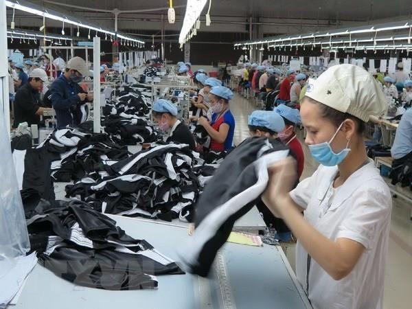 Sản xuất hàng dệt may xuất khẩu. (Ảnh: Quốc Việt/TTXVN) Chủ động trước rào cản khi xuất khẩu sang thị trường CPTPP ảnh 1