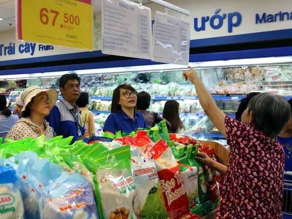 Người tiêu dùng mua sắm tại hệ thống siêu thị Saigon Co.op Thành phố Hồ Chí Minh. (Ảnh: Thanh Vũ/TTXVN) Thị trường bán lẻ dịp lễ 30/4-1/5 ở TP.HCM: Dự báo sức mua tăng 70% ảnh 1