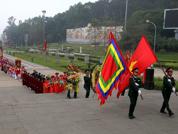 Dâng hương tưởng niệm các Vua Hùng tại điện Kính Thiên ảnh 1